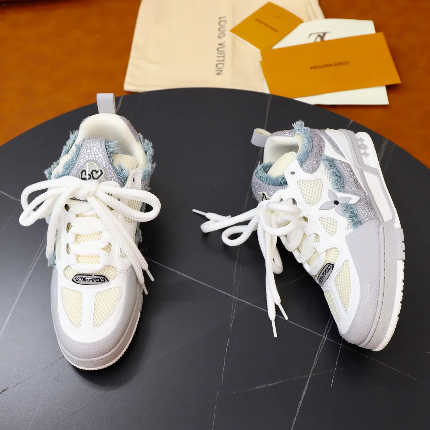 Ex-factory price: 860💰LV Couple👫Louis Vuitton TRAINER sneakers classic Louis Vuitton men's artistic director Virgil Abloh picked inspiration to create this LV Trainer sneaker. Yingze crystal inlays present a colorful effect. VS can be matched with two gorgeous effect colors. The LV letter logo badge on the tongue is gorgeous and noble. The LV letter is decorated on the side. The outsole is decorated with a Monogram flower pattern. It shows the trend of elegance and nobility! Men's and women's models: 35-46